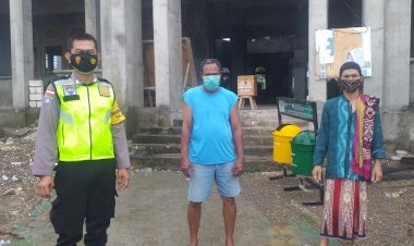 Upaya-Memutus-Rantai-Penyebaran-Covid-19,-Bhabinkamtibmas-Kelurahan-Solor-Pantau-Kegiatan-Ibadah-Agar-Sesuai-Protokol-Kesehatan