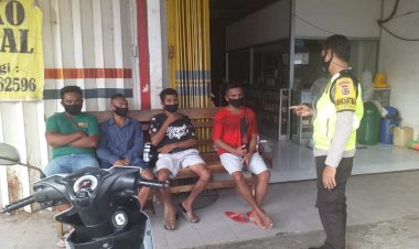 Sambang-Dan-Patroli-Dialogis-Bhabinkamtibmas-Kelurahan-Fatululi-Tegur-Para-Karyawan-Toko-Yang-Tak-Patuhi-Protokol-Kesehatan