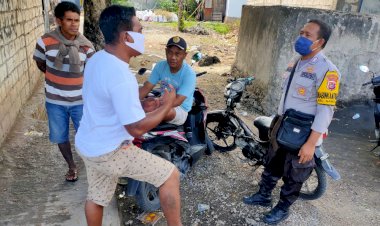 Pendisiplinan-Penggunaan-Masker,-Bhabinkamtibmas-Kelurahan-Namosain-Tegur-Dan-Himbau-Warga-Yang-Beraktivitas-Tidak-Menggunakan-Masker