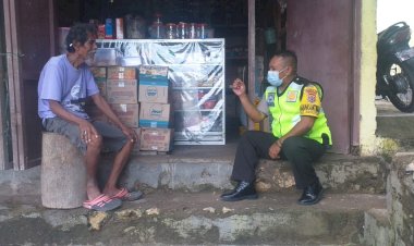 Tegur-Secara-Humanis,-Bhabinkamtibmas-Kelurahan-Naikoten-2-Ingatkan-Warga-Binaannya-Pakai-Masker