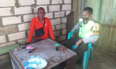 Guna-Mengantisipasi-Penyebaran-Covid-19,-Bhabinkamtibmas-Polsek-Oebobo-Ajak-Warga-Patuhi-Protokol-Kesehatan