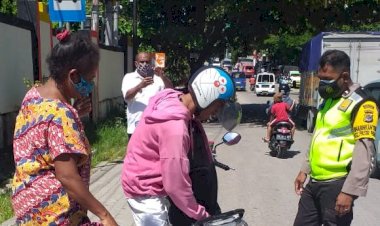 Pendisiplinan-Penggunaan-Masker,-Bhabinkamtibmas-Kelurahan-Pasir-Panjang-Tegur-Dan-Himbau-Warga-Yang-Beraktivitas-Tidak-Menggunakan-Masker