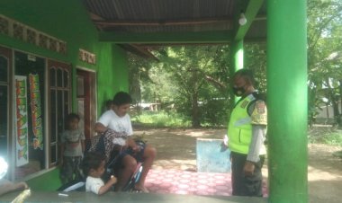 Sentuh-Warga-Binaannya,-Bhabinkamtibmas-Fatukoa-Minta-Warga-Patuhi-Protokol-Kesehatan