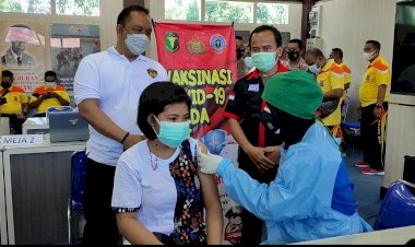 Sering-Berinteraksi-Dengan-Masyarakat-Dalam-Bertugas,-Anggota-Polres-Kupang-Kota-Laksanakan-Vaksinasi-Covid-19-Tahap-Pertama