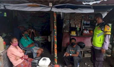 Menghadapi-Pandemi-Covid-19,-Bhabinkamtibmas-Bripka-Samri-Nenotek-Himbau-Warga-Patuhi-Protokol-Kesehatan