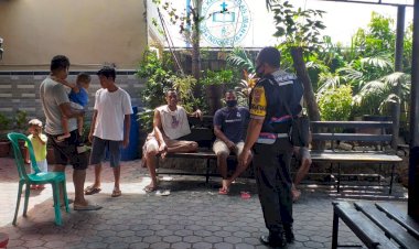 CEGAH-PENULARAN-COVID--19,-BHABINKAMTIBMAS-KELURAHAN-TDM-HIMBAU-WARGA-PATUHI-PROTOKOL-KESEHATAN