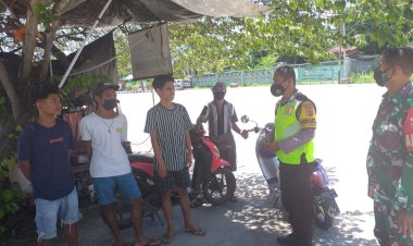 Pendisiplinan-Penggunaan-Masker,-Bhabinkamtibmas-Dan-Babinsa-Kelurahan-Namosain-Tegur-Dan-Himbau-Warga-Yang-Beraktivitas-Tidak-Menggunakan-Masker