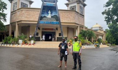 Amankan-Ibadah-Kamis-Putih,-Bhabinkamtibmas-Polsek-Oebobo-Jaga-Gereja-Santa-Maria-Assumpta