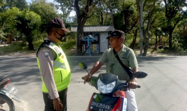 Pendisiplinan-Penggunaan-Masker,-Bhabinkamtibmas-Kelurahan-Fatukoa-Tegur-Dan-Himbau-Warga-Yang-Beraktivitas-Tidak-Menggunakan-Masker