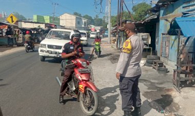 Pendisiplinan-Penggunaan-Masker,-Bhabinkamtibmas-Kelurahan-Kolhua-Tegur-Dan-Himbau-Warga-Yang-Beraktivitas-Tidak-Menggunakan-Masker