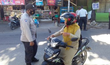 Laksanakan-Penertiban-Protokol-Kesehatan-Anggota-Polsek-Maulafa-Tegur-Warga-Yang-Beraktivitas-Tidak-Menggunakan-Masker