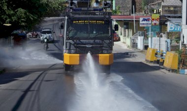 Angka-Covid-19-Meningkat,-Polres-Kupang-Kota-Semprot-Disinfektan-ke-Jalan