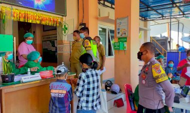 Bhabinkamtibmas-Laksanakan-Pam-Dan-Monitoring-Kegiatan-Vaksinasi-Di-Puskesmas-Oebobo