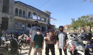 Bhabinkamtibmas-Kelurahan-Oebufu-Laksanakan-PAM-Sholat-Jumat--Ingatkan-Warga-Terapkan-Protokol-Kesehatan-di-Masjid