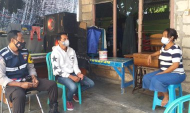 Sambangi-Warga,-Bhabinkamtibmas-Kelurahan-Fontein-Himbau-Warga-Terkait-Prokes-dan-Vaksinasi