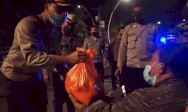 Gelar-Patroli-Rutin-PPKM,-Polres-Kupang-Kota-Berikan-Tali-Asih-Kepada-Sejumlah-Pedagang