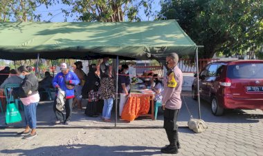 Bhabinkamtibmas--Laksanakan-Pam-Dan-Monitoring-Kegiatan-Pembagian-Bantuan-Sosial-Tunai-(BST)