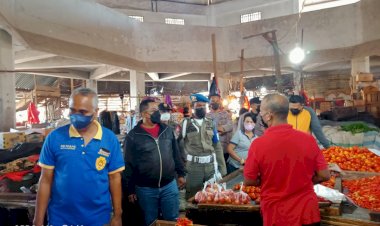 Patroli-PPKM-Level-4-di-Pasar-Oebobo,-Personil-Polres-Kupang-Kota-Bersama-Tim-Gabungan-Himbau-Prokes