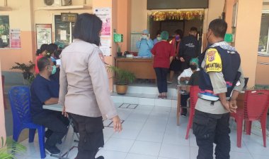 Babinkamtibmas-Polres-Kupang-Kota-Laksanakan-Pam-Kegiatan-Vaksin