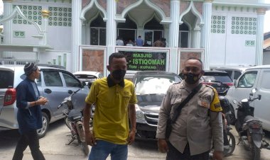 Laksanakan-PAM-Sholat-Jumat-Bhabinkamtibmas-Kelurahan--TDM-Ingatkan-Warga-Terapkan-Protokol-Kesehatan-di-Masjid