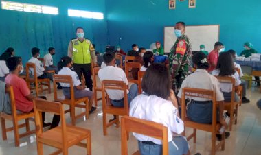 Berikan-Rasa-Aman-Babinkamtibmas-Pantau-Pelaksanaan-Vaksinasi-Covid-19-Di-SMK-Negeri-7-Kota-Kupang