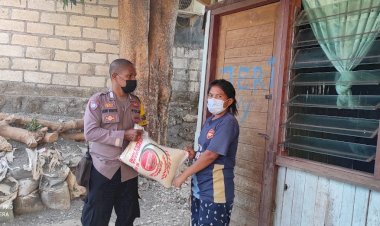 Polri-Peduli,-Bhabinkamtibmas-Polres-Kupang-Kota-Salurkan--Bantuan-Sembako-Kepada-Warga-Yang-Kurang-Mampu