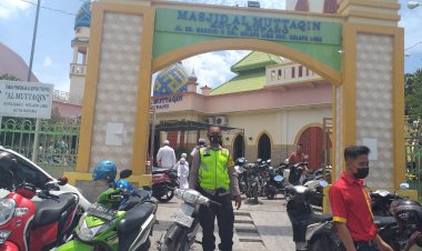 PAM-Sholat-Jumat-Bhabinkamtibmas-Kelurahan-Kelapa-Lima-Ingatkan-Warga-Terapkan-Protokol-Kesehatan-di-Masjid