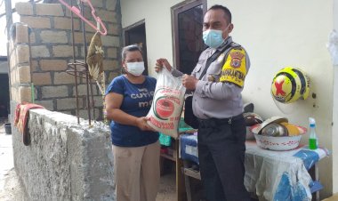 Polri-Peduli,-Bhabinkamtibmas-Polres-Kupang-Kota-Salurkan-Bantuan-Sembako-Kepada-Warga-Yang-Kurang-Mampu