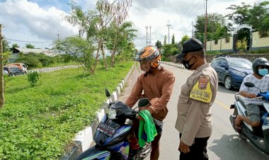 Personel-Babinkamtibmas-Tegur-Dan-Himbau-Warga-Yang-Beraktivitas-Tidak-Menggunakan-Masker