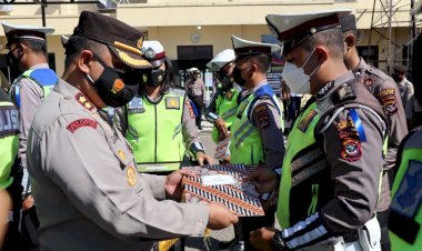 Kapolres-Kupang-Kota-Beri-Penghargaan-11-Anggotanya-Yang-Bertugas-Di-Lantas-Terkait-Video-Gotong-Angkot-Mogok-Viral