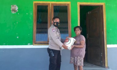 Polri-Peduli,-Bhabinkamtibmas-Polres-Kupang-Kota-Salurkan-Bantuan-Sembako-Kepada-Warga-Yang-Kurang-Mampu