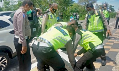 Sat-Lantas-Polres-Kupang-Kota-Sukarela-Bantu-Ganti-Penutup-Drainase--Yang-Raib-Dicuri