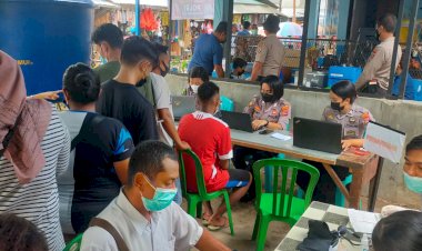 Gerai-Vaksin-Polri-Polres-Kupang-Kota-Mengelar-Vaksinasi-Di-Pasar-Inpres-Naikoten-1-,-Upaya-Percepatan