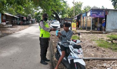 Peduli-Covid-19,-Personel-Bhabinkamtibmas-Kelurahan-Naimata-Tegur-Serta-Beri-Sanksi-Warga-yang-Tidak-Menaati-Protokol-Kesehatan