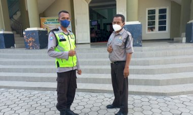 Babinkamtibmas-Kelurahan-Oesapa-Laksanakan-Pam-Dan-Ingatkan-Warga-Terapkan-Protokol-Kesehatan-di-Gereja