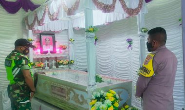 Ikut-Berbelasungkawa,-Bhabinkamtibmas-Kelurahan-NBD-Sambagani-Warganya-Yang-Berduka