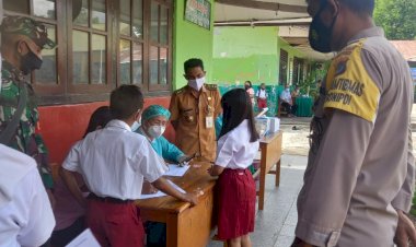 Berikan-Rasa-Aman-Babinkamtibmas-Pantau-Pelaksanaan-Vaksinasi-Covid-19-Di-SD-Bonopoi-Kota-Kupang