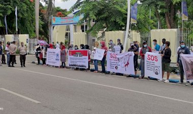 Personel-Polres-Kupang-Kota-Lasanakan-Pengamanan-Aksi-Damai-para-Refugee-(Pengungsi-Asing)-Di-depan-kantor-Gebernur-NTT