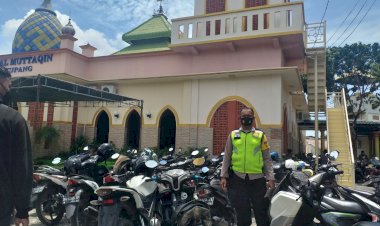 PAM-Sholat-Jumat-Bhabinkamtibmas-Kelurahan-Kelapa-Lima-Ingatkan-Warga-Terapkan-Protokol-Kesehatan-di-Masjid