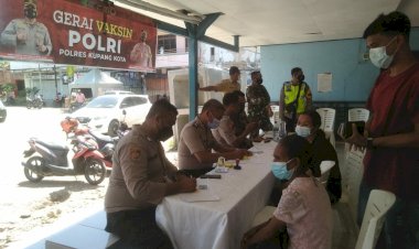 Gerai-Vaksin-Polri-Polres-Kupang-Kota-Mengelar-Vaksinasi-Di-Terminal-LLBK-Kel.LLBK-,-Upaya-Percepatan-Vaksinasi-Di-Kota-Kupang