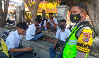 Sambang-Dan-Patroli-Dialogis-Bhabinkamtibmas-Kelurahan-LLBK-Himbau-Anak-Sekolah-Patuhi-Protokol-Kesehatan