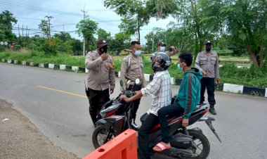 Personel-Babinkamtibmas-Tegur-Dan-Himbau-Warga-Yang-Beraktivitas-Tidak-Menggunakan-Masker