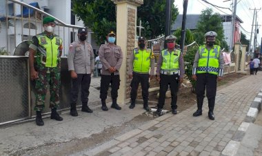 H-1-Menjelang-Hari-Raya-Natal-2021-dan-Tahun-Baru-2022,-Personil-Polres-Kupang-Kota--Mulai-Di-Terjunkan-Untuk-Melaksanakan-Pengamanan-Gereja