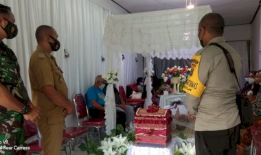 Ikut-Berbelasungkawa,-Bhabinkamtibmas-Kelurahan-Naikolan-Sambagani-Warganya-Yang-Berduka