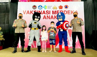 Sukseskan-Vaksinasi-Mereka-Anak,-Polres-Kupang-Kota-Hadirkan-Badut-Superhero-Agar-Anak-Tidak-Takut-Di-Vaksin