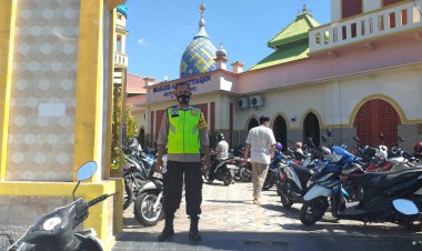 PAM-Sholat-Jumat-Bhabinkamtibmas-Kelurahan-Kelapa-Lima-Ingatkan-Warga-Terapkan-Protokol-Kesehatan-di-Masjid