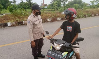 Pendisiplinan-Pengunaan-Masker,-Bhabinkamtibmas-Tegur-Serta-Himbau-Pengendara-yang-Tidak-Menaati-Protokol-Kesehatan