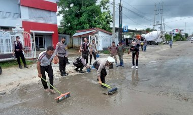 Aksi-Peduli-Personel-Polres-Kupang-Kota-Gotong--Royong--Tambal-Jalan-Rusak-Di-Kota-Kupang