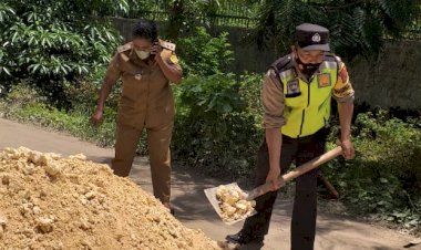 Prihatin-Kondisi-Jalan-Rusak,-Babinkamtibmas-Bantu-Perbaiki-Jalan