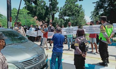 Personel-Polres-Kupang-Kota-Laksanakan-Pengamanan-Aksi-Unjuk-Rasa-Damai-Di-Pengadilan-Negeri-Kelas-1-A-Kupang